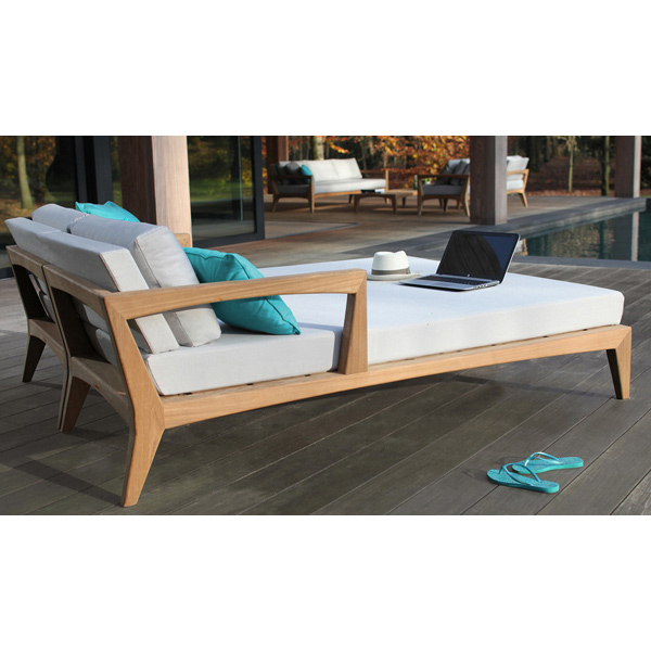 مبل پازلی کنار استخری ساخته شده توسط چوب و کاملا ضد اب با کیفیت بسیار بالا