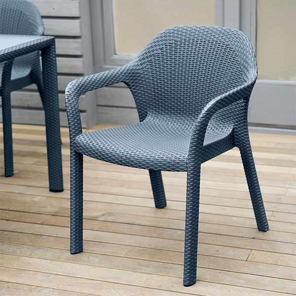 صندلی دسته دار حصیری با رنگ طوسی و انعطاف بالا