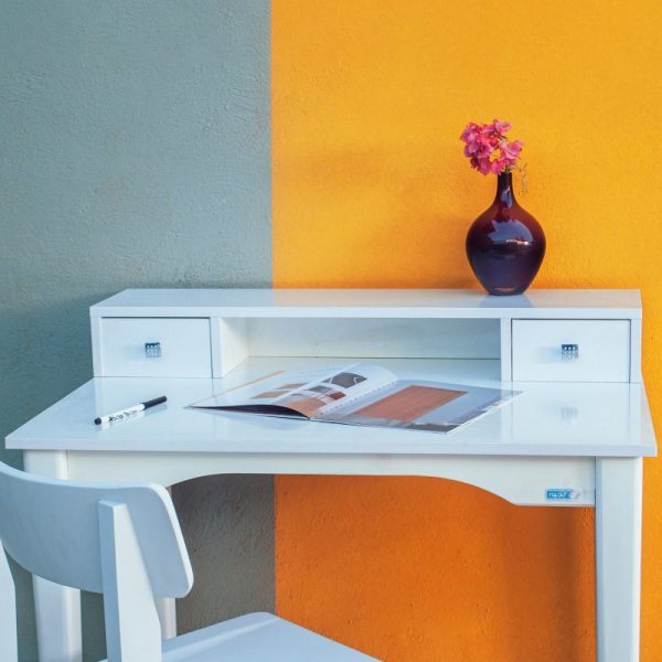 یک میز زیبای دو کشو و ساده و کمجا