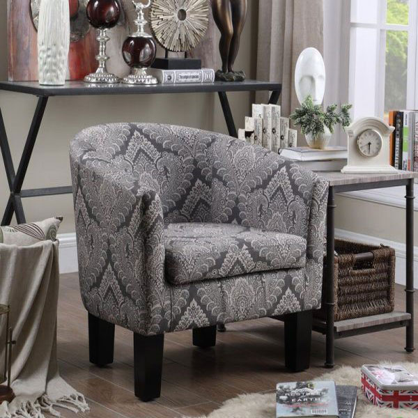 مبلی با روکش طوسی رنگ و پایه های چوبی در یک اتاق قرار گرفته است.