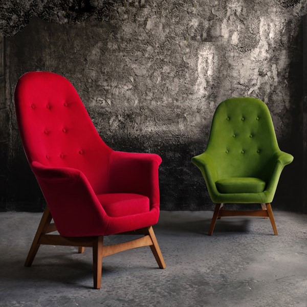 دو عدد مبل با رنگ های قرمز و سبز و دارای پایه های چوبی در تصویر مشخص است.