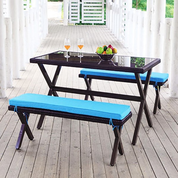 ست دو عدد نیمکت با روکش آبی رنگ که در دو طرف میز 