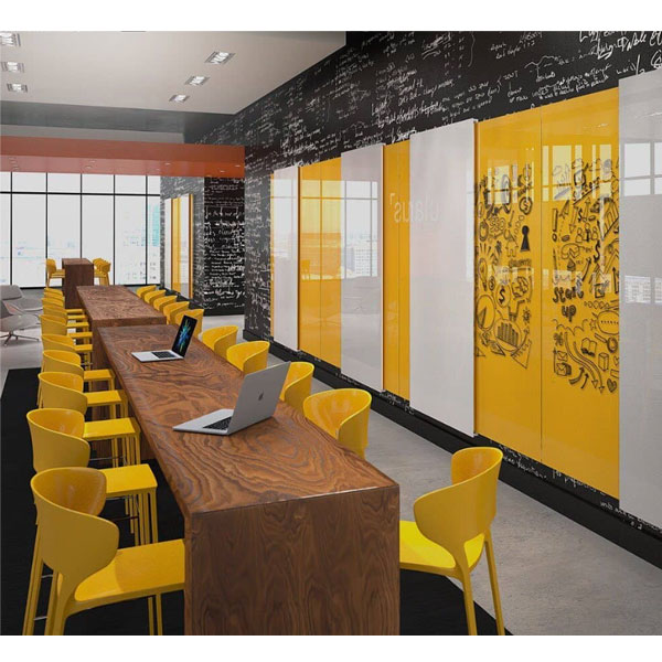 تخته وایت برد و صندلی های زرد- میز- لپتاپ-