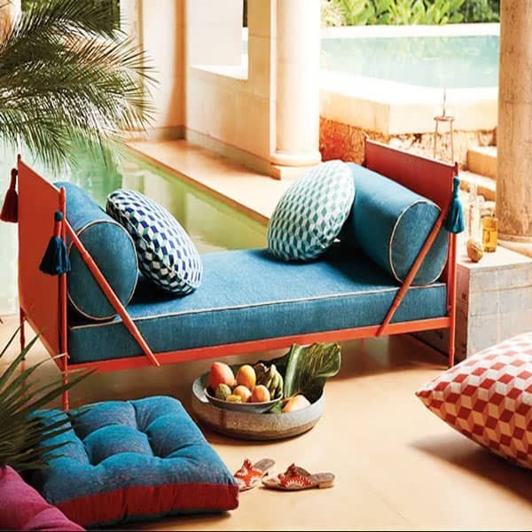 کوسن های آبی و قرمز- تخت با تشک و بالشت آبی