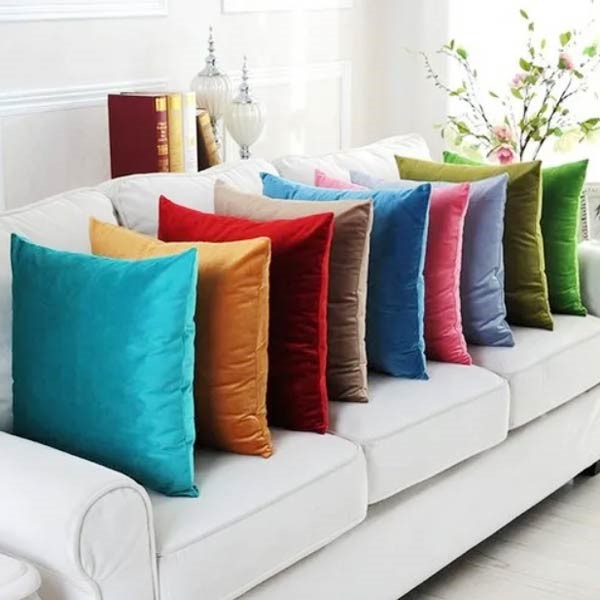 کوسن های رنگی روی مبل سفید