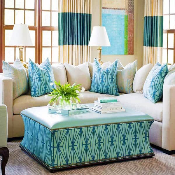 کوسن های سفید و آبی- مبل سفید- میز جلومبلی آبی