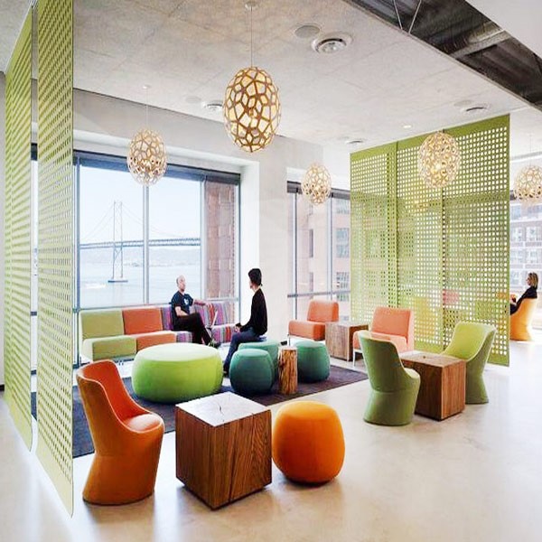 ست مبل های اداری با رنگ های مختلف- دو مرد در حال صحبت