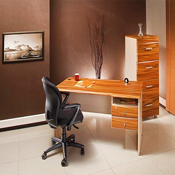 میز قهوه ای روشن- صندلی مشکی- تابلو