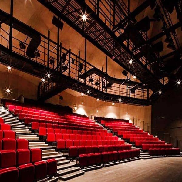 صندلی های آمفی تئاتر قرمز در یک سالن