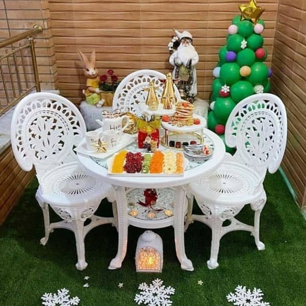 میز و صندلی با رنگ سفید