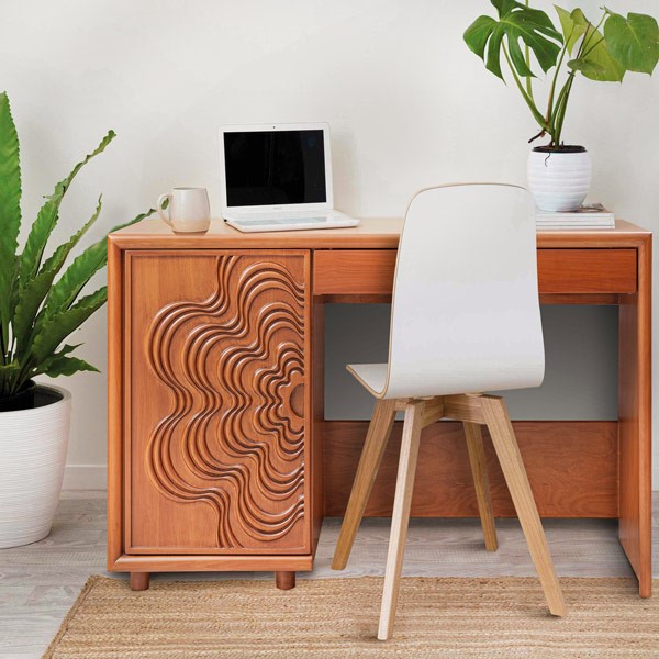 میز و صندلی چوبی-گلدان-لپتاپ