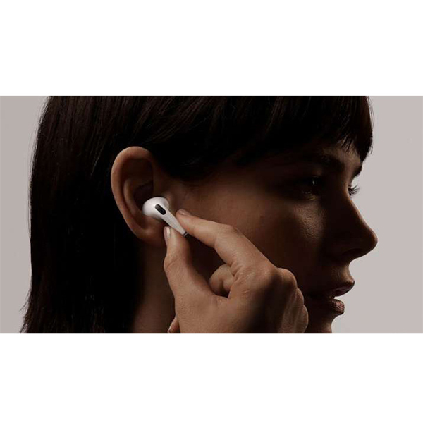  هندزفری بی سیم اپل مدل AirPods 3 در حال استفاده