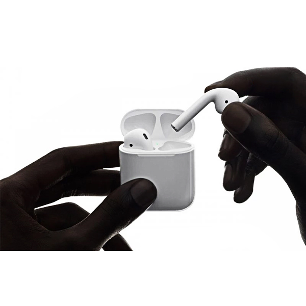 خارج کردن هندزفری بی سیم اپل مدل AirPods 2 از داخل کیس شارژر