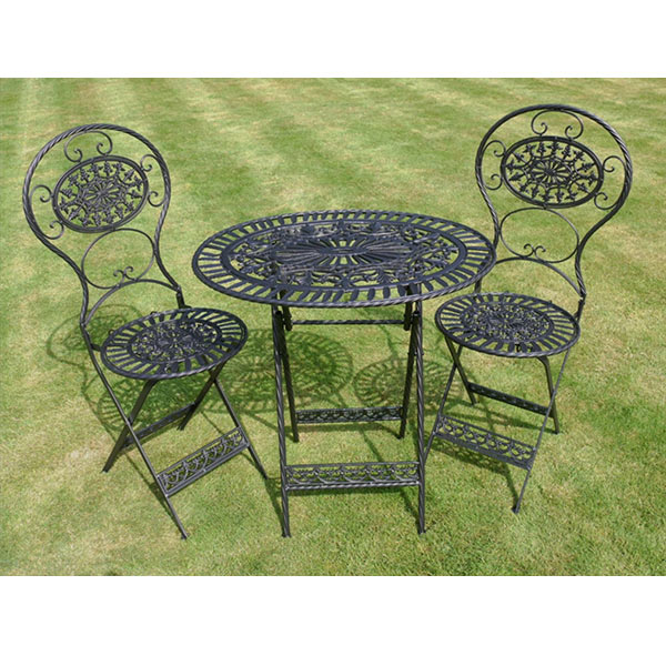 نمای داخل محیط میز و صندلی تهیه شده از آهن (فرفورژه)