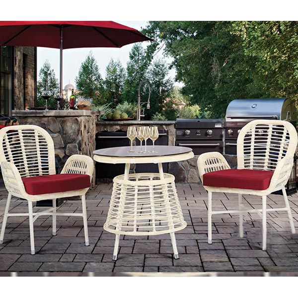 میز و صندلی چیده شده در حیاط منزل دارای تشک