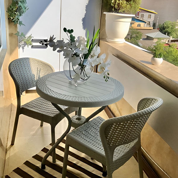 صندلی بدون دسته حصیری در نمای محیط