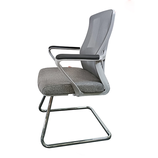 صندلی پشت توری با فریم طوسی و روکش پارچه طوسی با دسته و پایه ی ثابت از نمای بغل