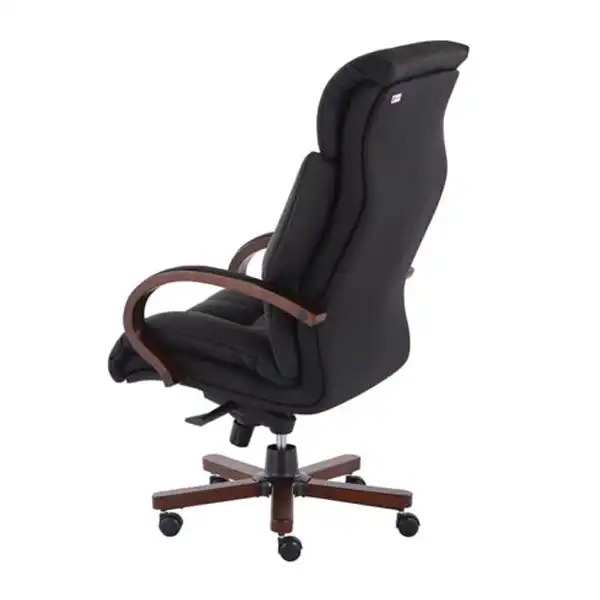 صندلی چرمی مشکی با دسته چوبی از نمای پشت