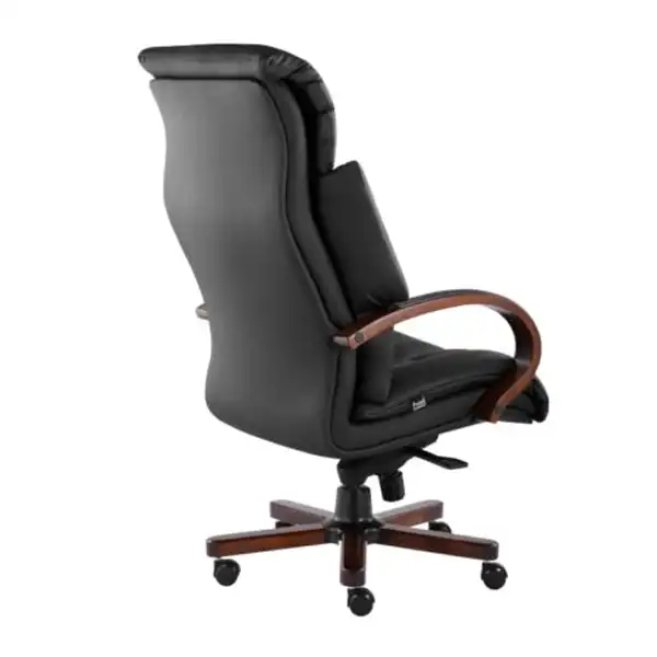 صندلی چرمی مشکی با دسته چوبی از نمای پشت